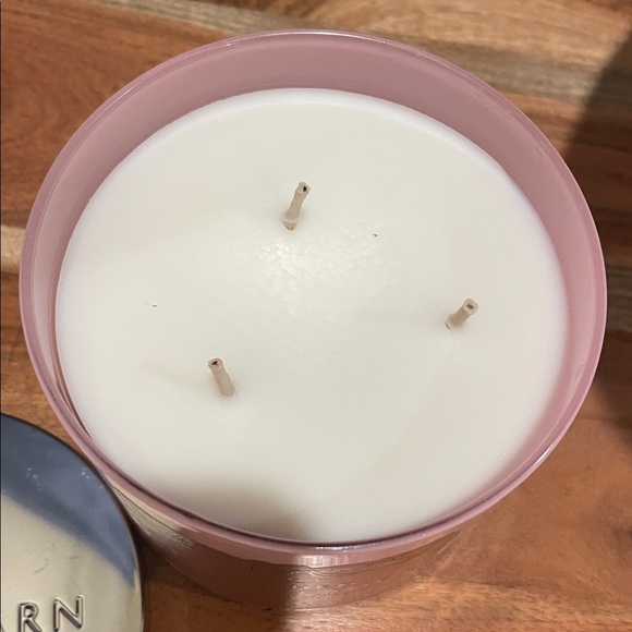 White Barn Crushed Candy Cane 3 wick candle - Picture 3 of 4